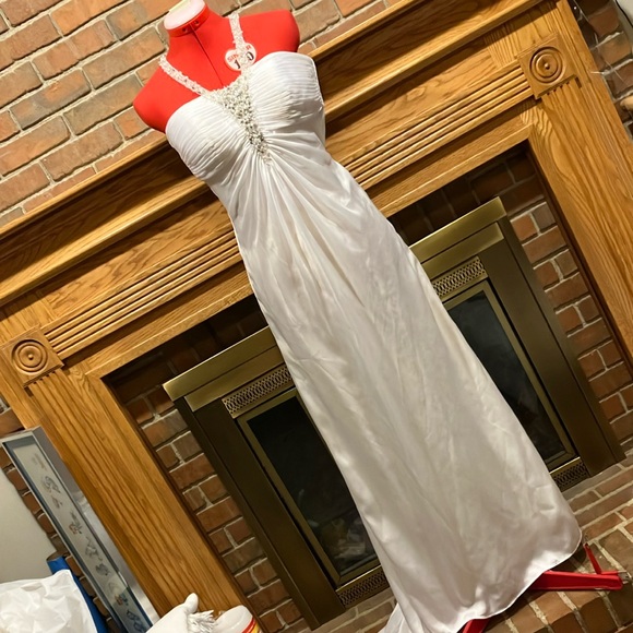 EUC Sz 2 Disney Fairytale Weddings by Alfred Angelo “Jasmine” - Picture 1 of 9